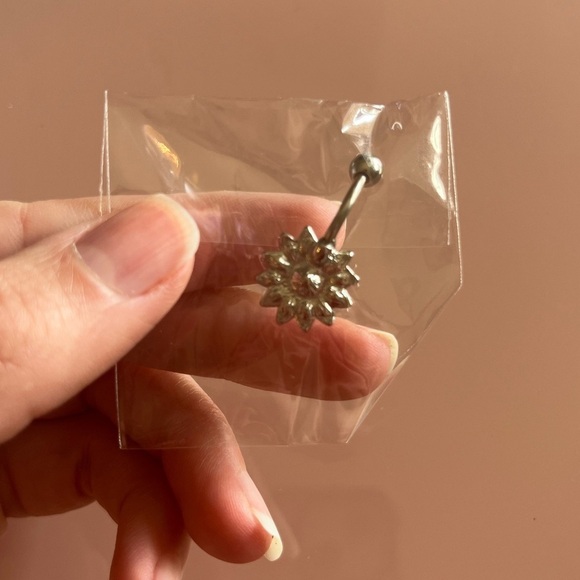 NWT 14G 316L Stainless Steal Flower Diamond Belly Button Ring - Hypoallergenic - Picture 6 of 6